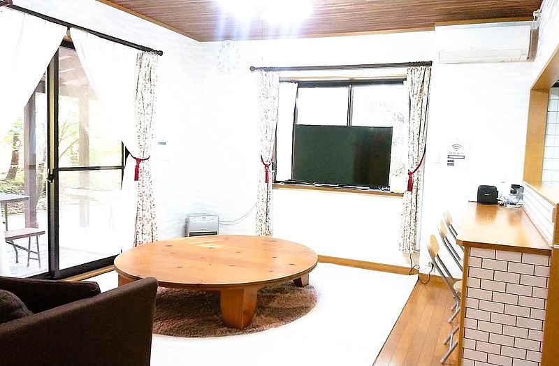 パイン無垢材のアクタスF1テーブルを設置