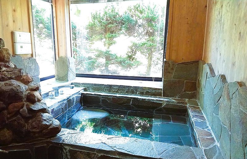 温泉旅館気分を味わえる大きな石風呂でゆったりお寛ぎいただけます