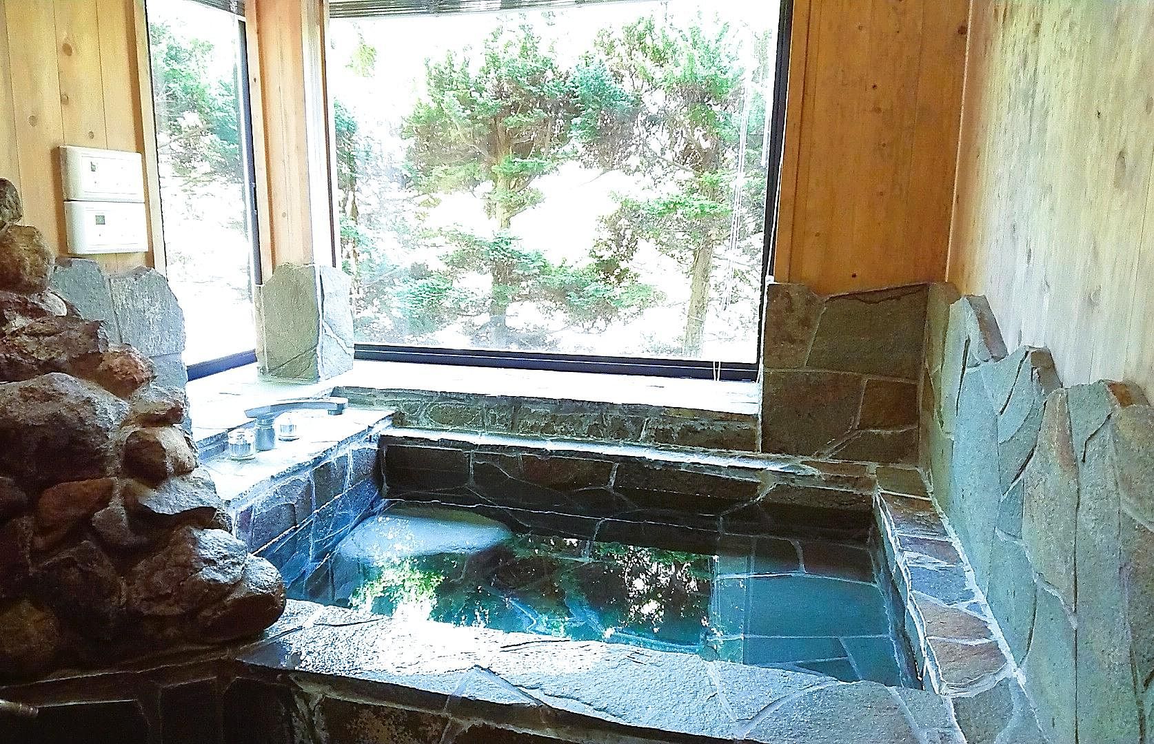 温泉旅館気分を味わえる大きな石風呂でゆったりお寛ぎいただけます