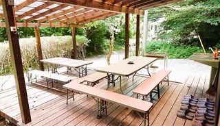 BBQ設備無料！屋根付デッキ上にはBBQに便利なシンクがありとても便利です！大人数でもゆとりの広さ