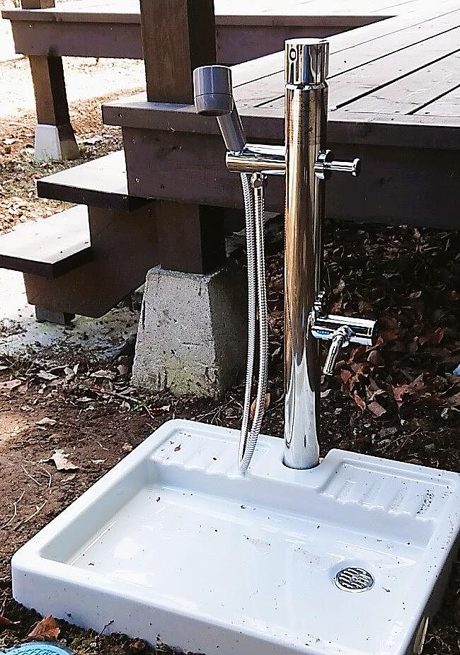 ワンちゃん専用足洗い温水シャワー水栓が玄関入口についています