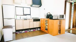 基本的な調理器具も備え付けたキッチン