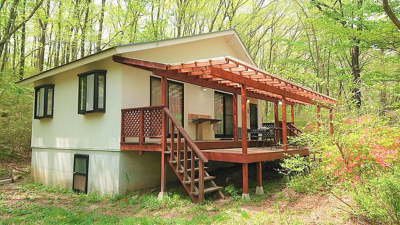 閑静な分譲地内のメイン通り沿いに建ちアクセスも便利な平屋建ての建物