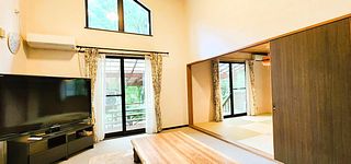 リビングには60インチテレビを設置・もちろん光回線wi-fi完備で高速データ通信も可能です