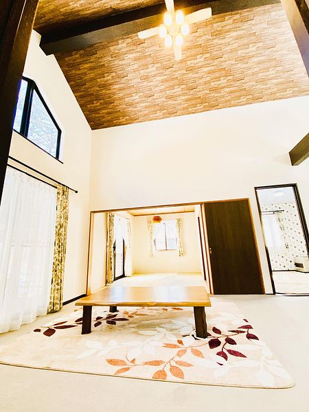 解放感満点の吹き抜けリビング