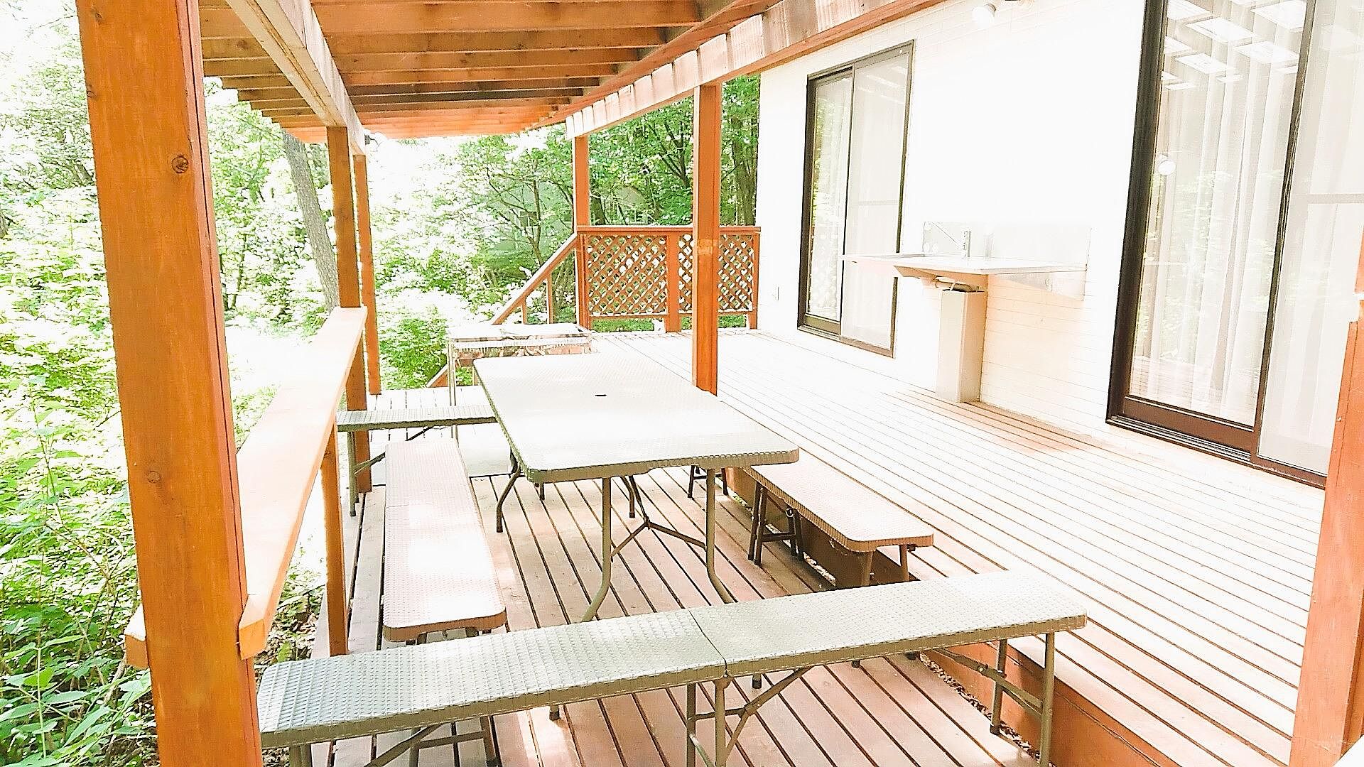 天候を気にせずBBQが楽しめるウッドデッキ上には後片付けや準備に便利なデッキシンク付き