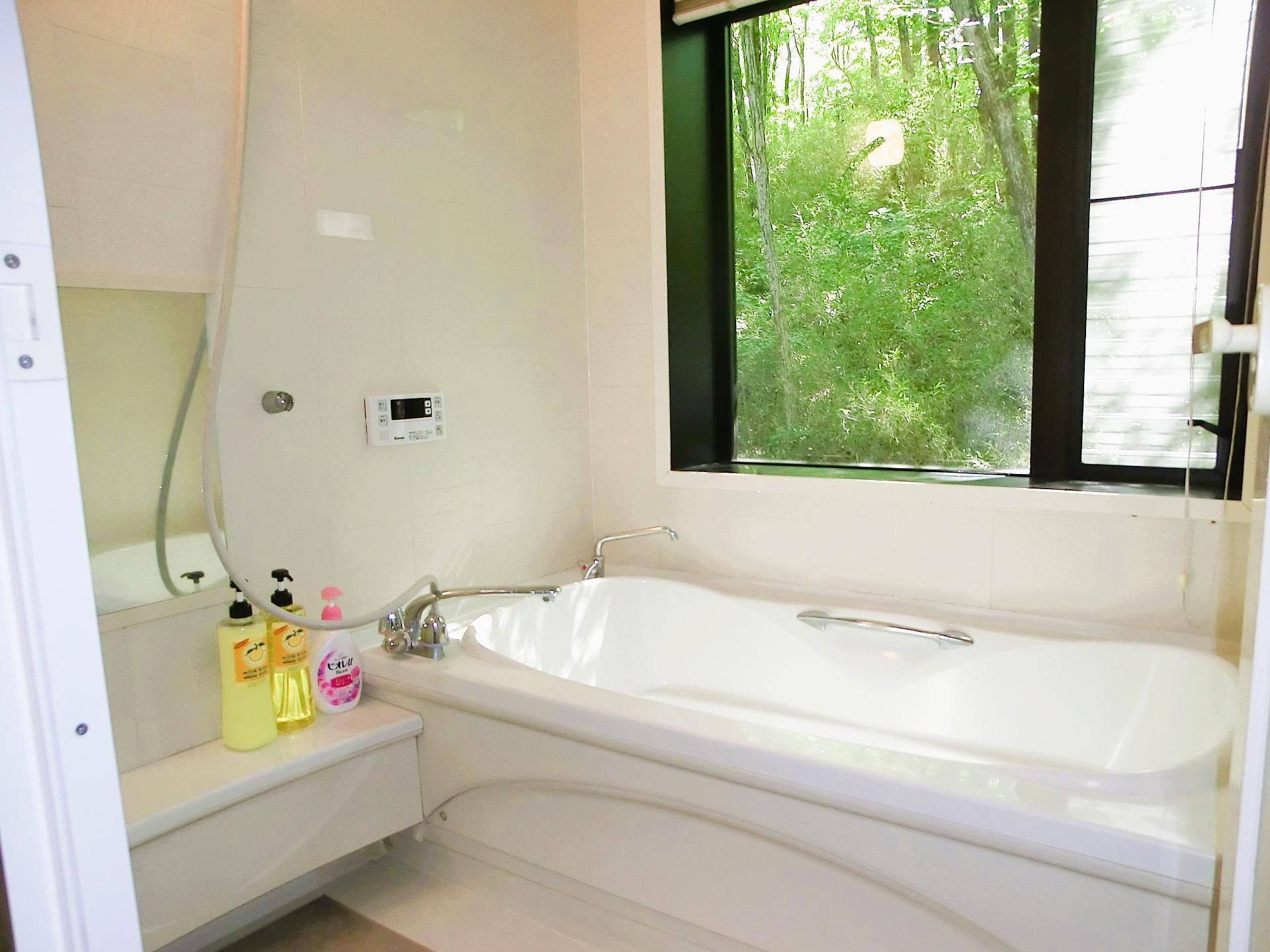 明るく清潔な浴室