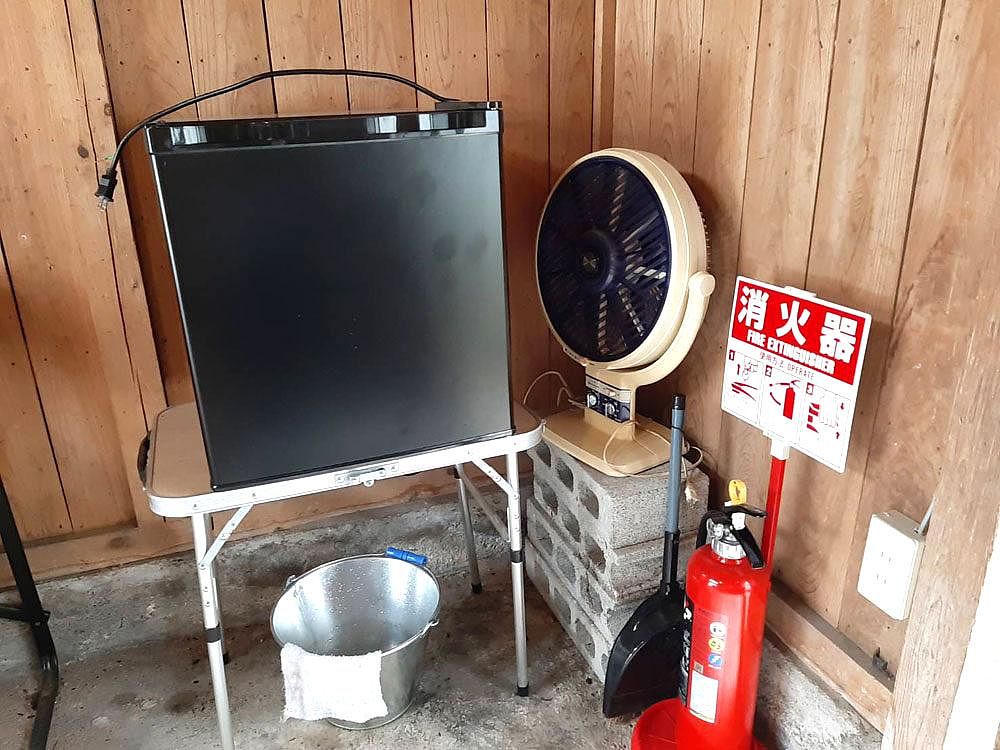 ミニ冷蔵庫（45L）・扇風機・ゴミ箱・ミニホウキ・塵取り・消火器