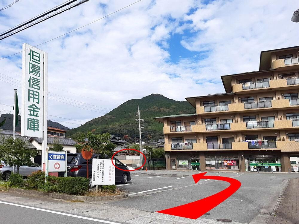 駐車場お宿玄関入口の裏側にございます。