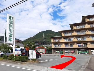 駐車場お宿玄関入口の裏側にございます。