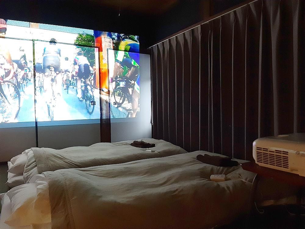 2階の和室にプロジェクターあり（Amazon Fire TV Stick付属）