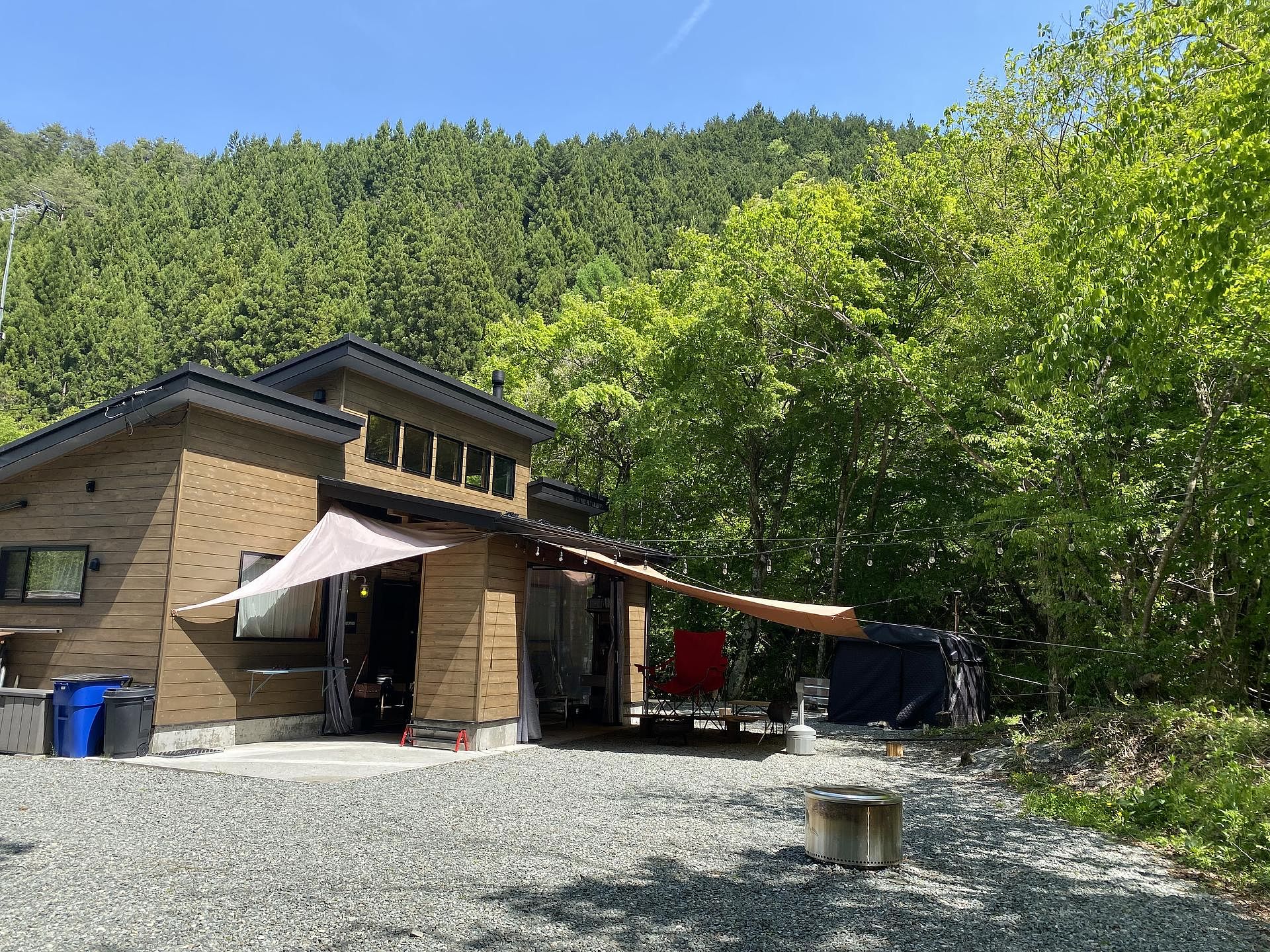 敷地内でもテントを張って本格キャンプを楽しむもよし！屋根付きテラスでゆったりBBQをするもよし！