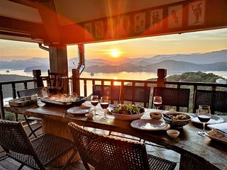 夕日を眺めながらテラスで食事