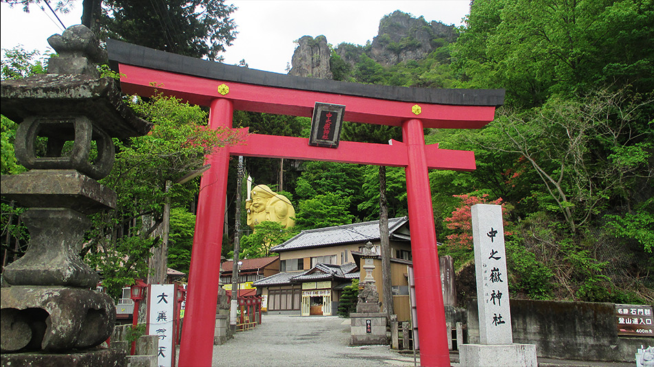 赤い鳥居が印象的な中之嶽神社