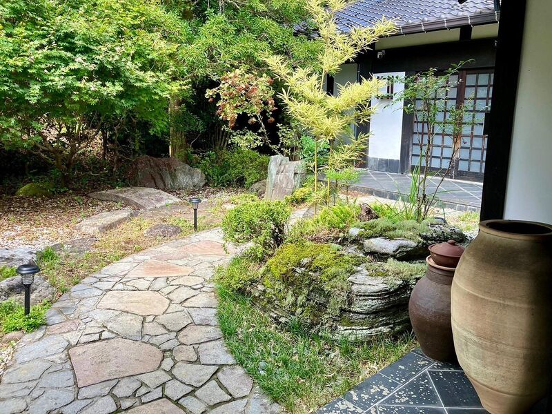 門から玄関