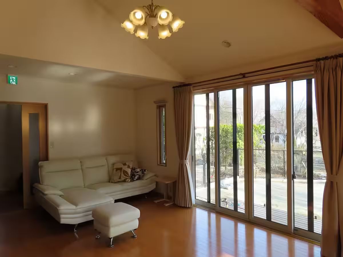 大きく開放的な窓のリビングルーム