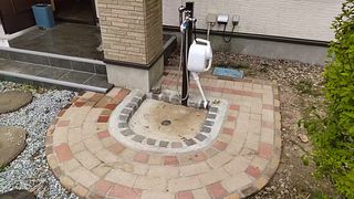 玄関横　足洗場