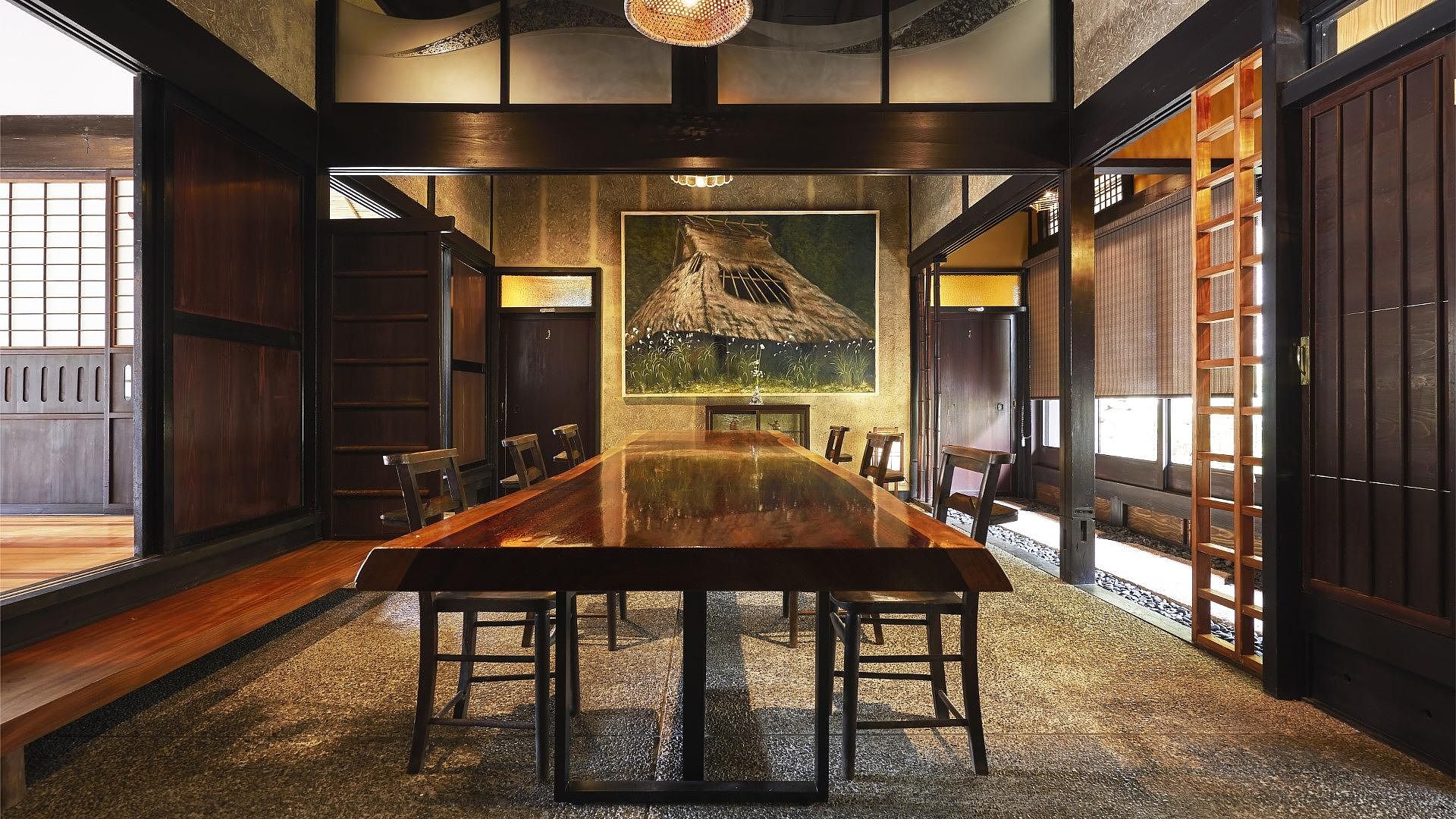 正面玄関すぐの土間です。大人数で食卓を囲める大きな一枚板のテーブルがございます。