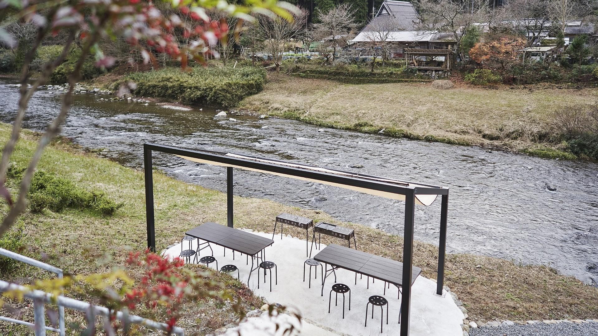 川沿いテラスで、川のせせらぎの中、BBQがお楽しみいただけます。