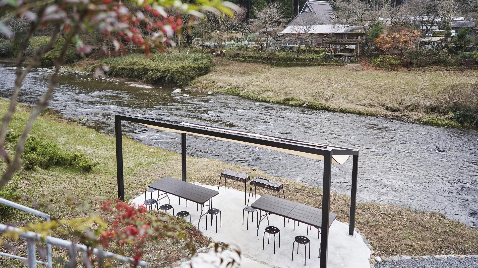 川沿いテラスで、川のせせらぎの中、BBQがお楽しみいただけます。