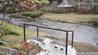 川沿いテラスで、川のせせらぎの中、BBQがお楽しみいただけます。