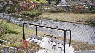 川沿いテラスで、川のせせらぎの中、BBQがお楽しみいただけます。