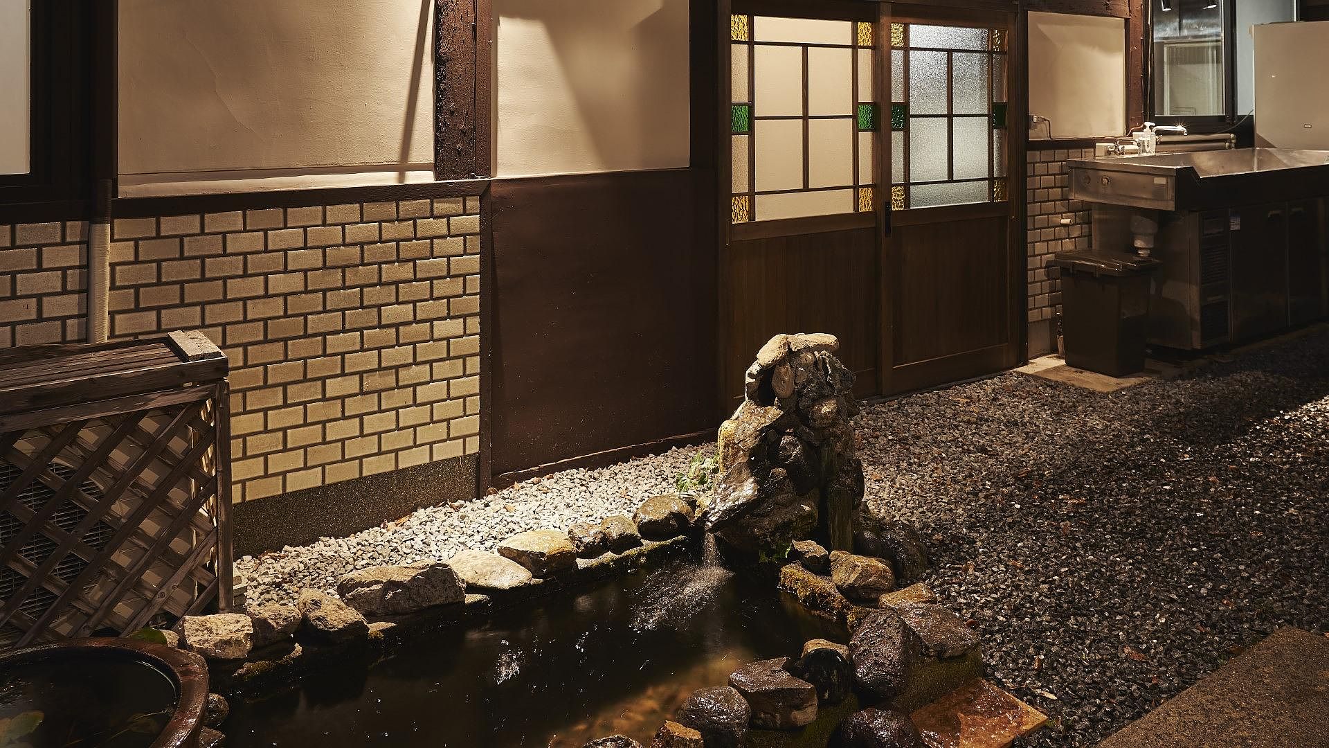 主屋とハナレの間にあるBBQスペース。（ご利用は20時まで）