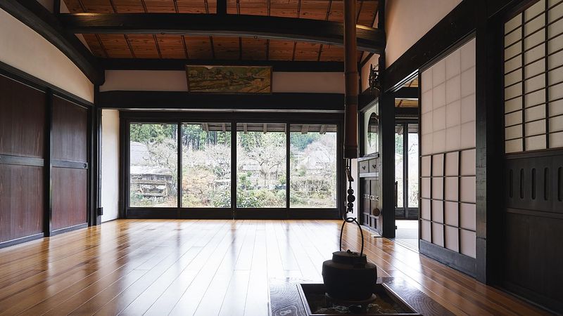 大きな窓から清流を眺めることが出来る板の間のお部屋です。※囲炉裏はお使いいただけません。