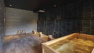 国産ヒノキの浴槽とシャワーが3カ所。窓を開けて半露天のお風呂に。