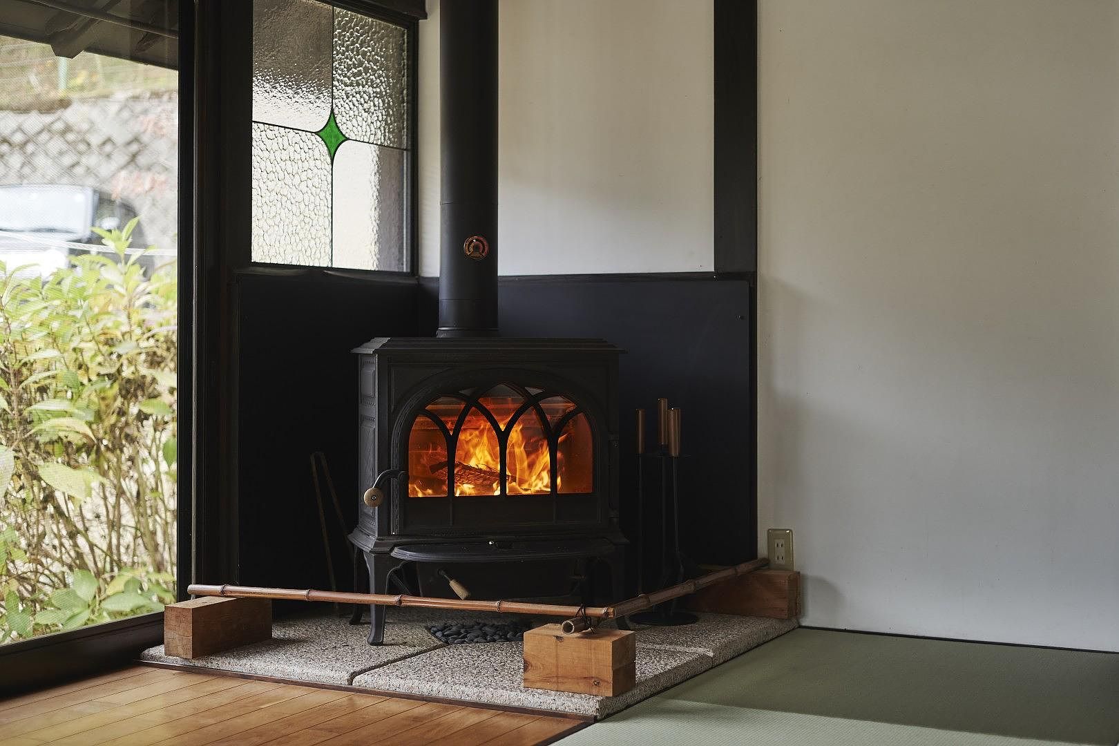 風情溢れる薪ストーブがございます。（ご利用は有料です）