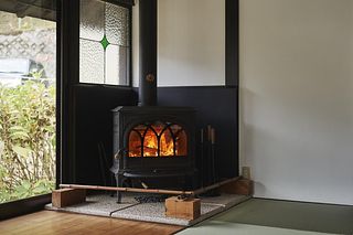 風情溢れる薪ストーブがございます。（ご利用は有料です）