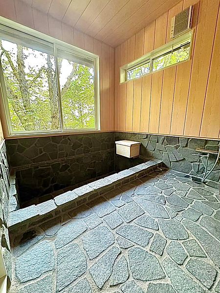 大人3人ゆっくり入れる大きな浴槽で、源泉掛け流しの草津温泉をご堪能ください!