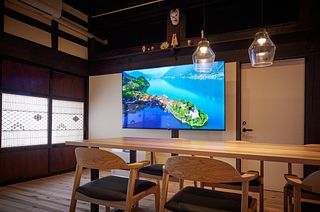 70インチの大型液晶テレビ