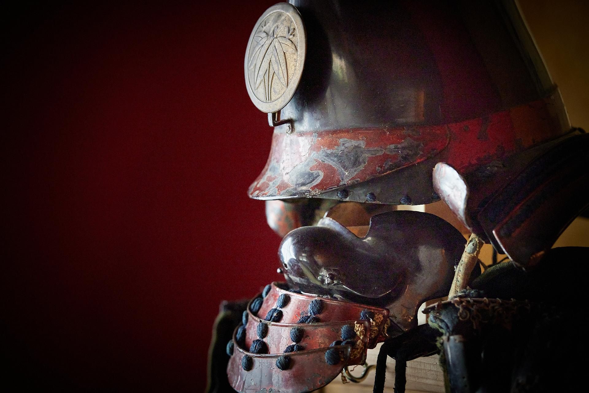 和室に佇む甲冑