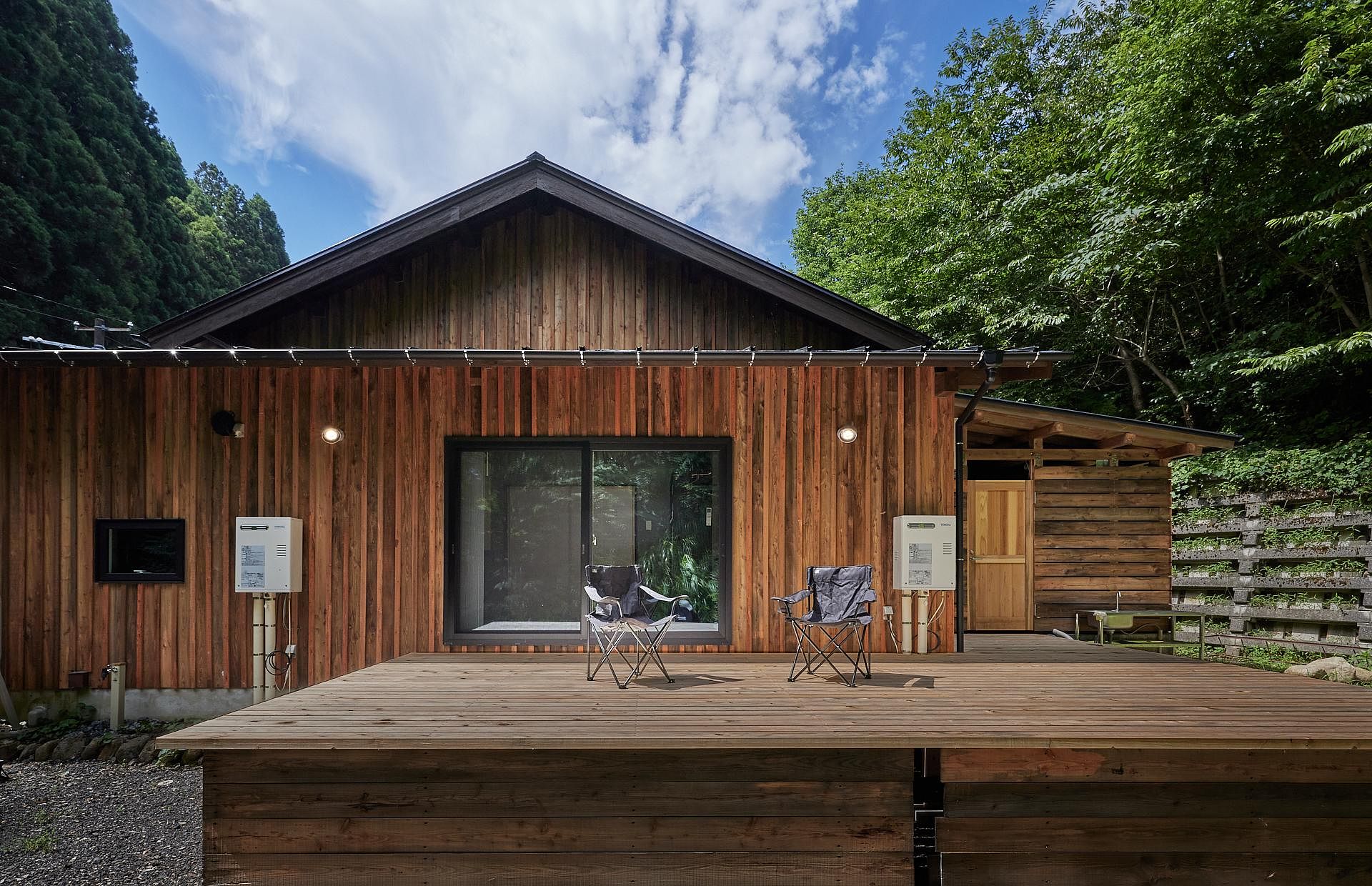 澄んだ空気にととのうウッドデッキ