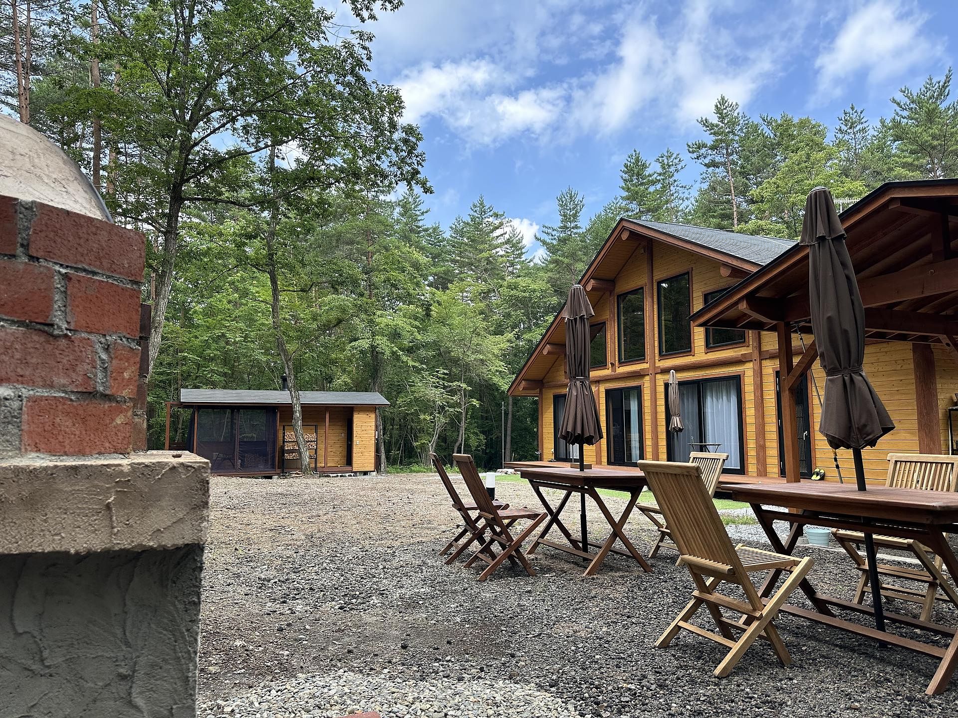 バーベキュー広場から見る母屋とサウナ小屋