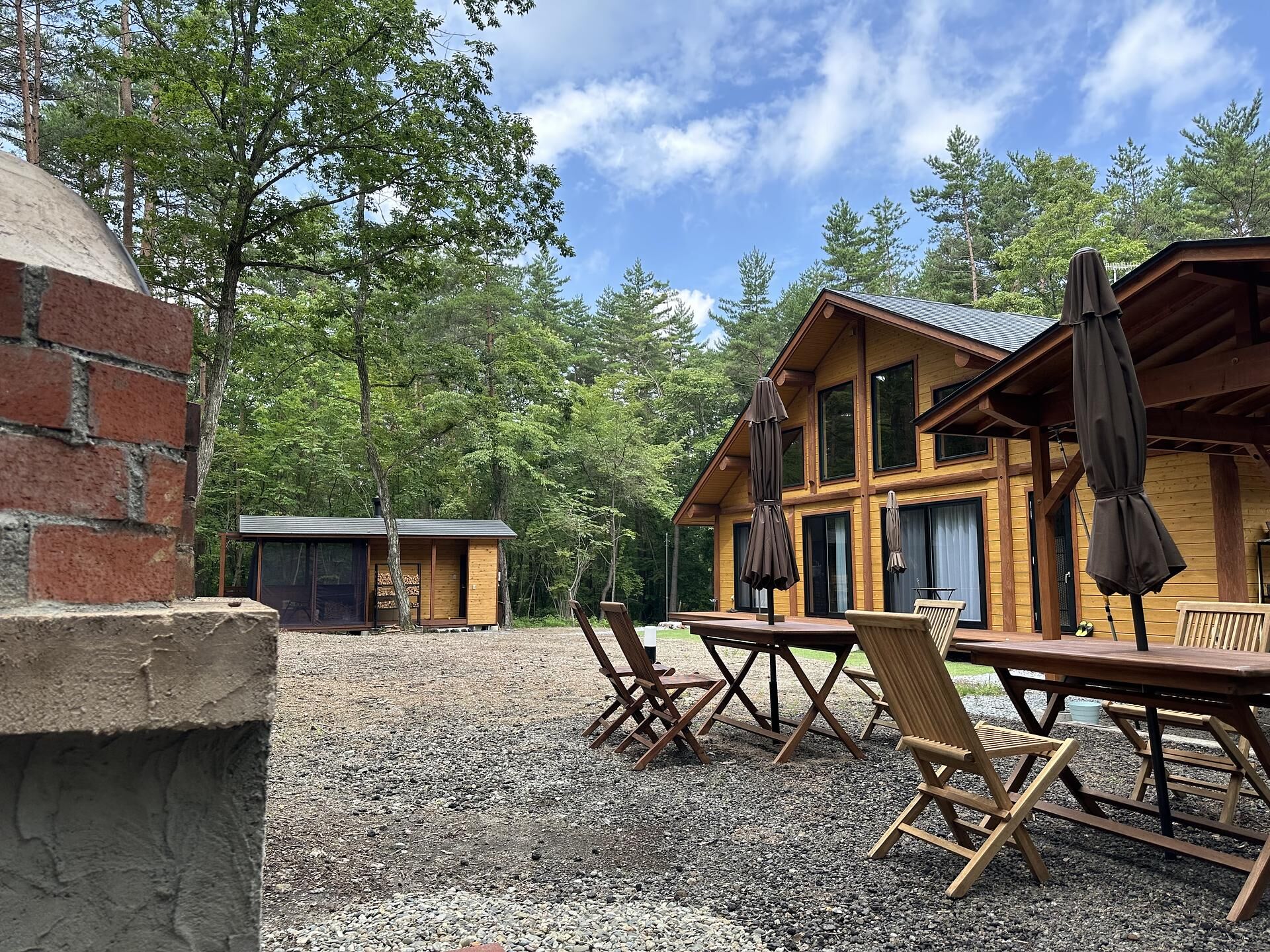 バーベキュー広場から見る母屋とサウナ小屋