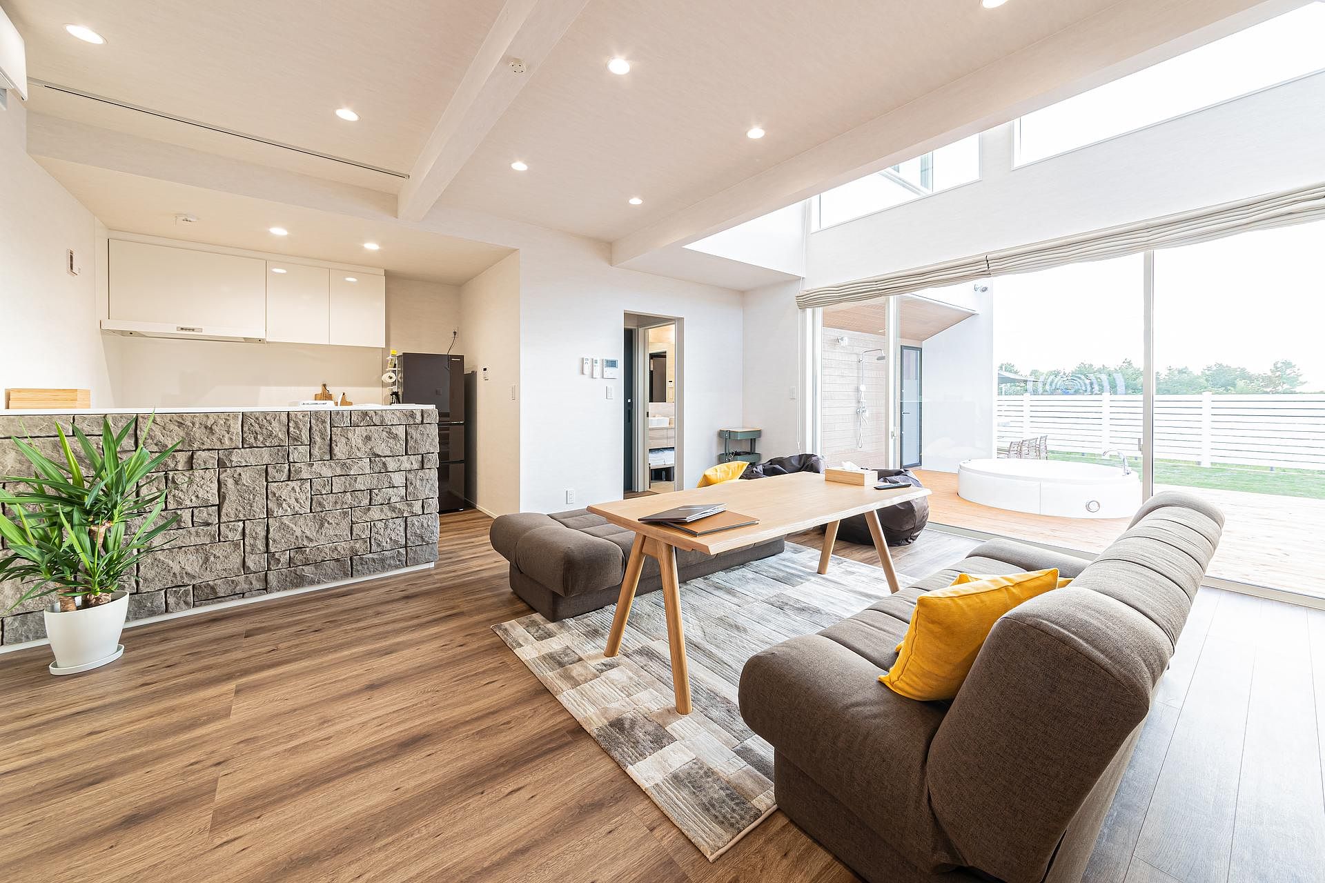 玄関正面にキッチン、右側(東側)がウッドデッキになります。