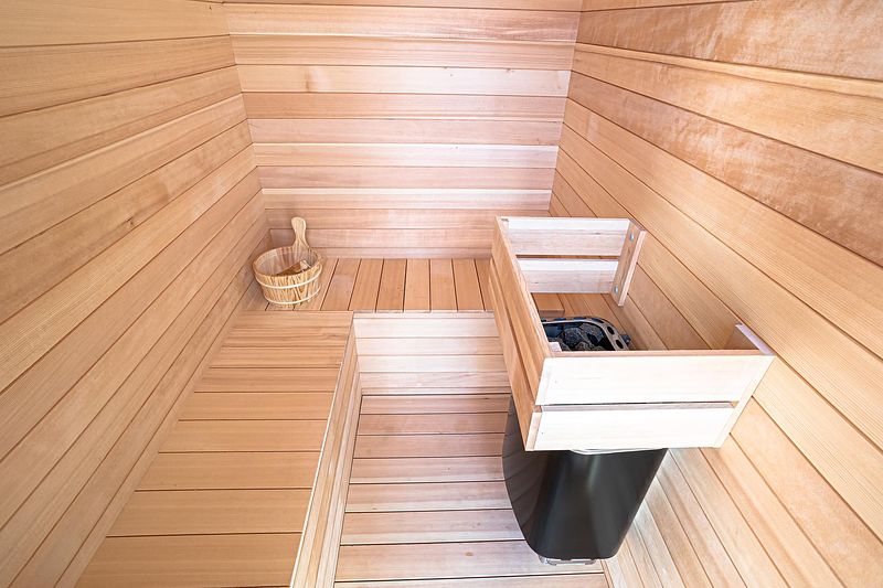 3名様が同時利用可。サウナストーブは電気式。リモコン操作にて約30分で100度。ロウリュウは水のみ可