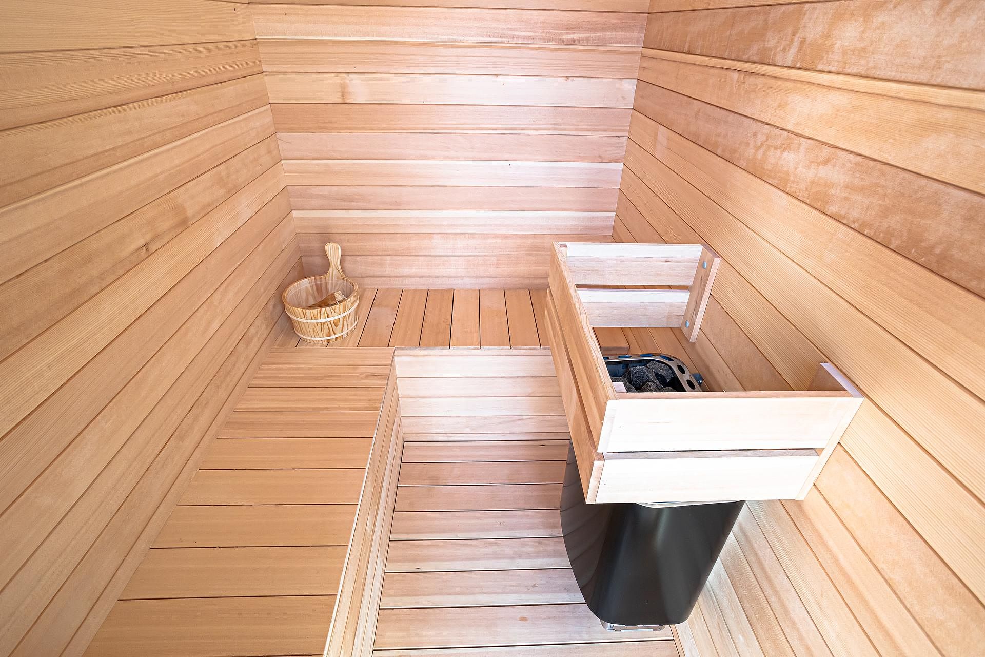 3名様が同時利用可。サウナストーブは電気式。リモコン操作にて約30分で100度。ロウリュウは水のみ可