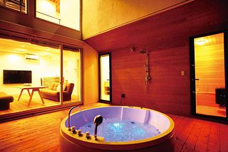 サウナの横にジャグジーがあります。