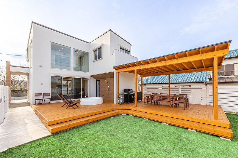 リビングからウッドデッキ、BBQスペースへアクセスできます。