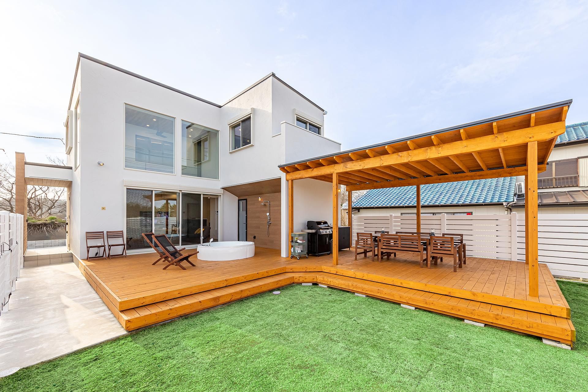 リビングからウッドデッキ、BBQスペースへアクセスできます。