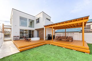 リビングからウッドデッキ、BBQスペースへアクセスできます。