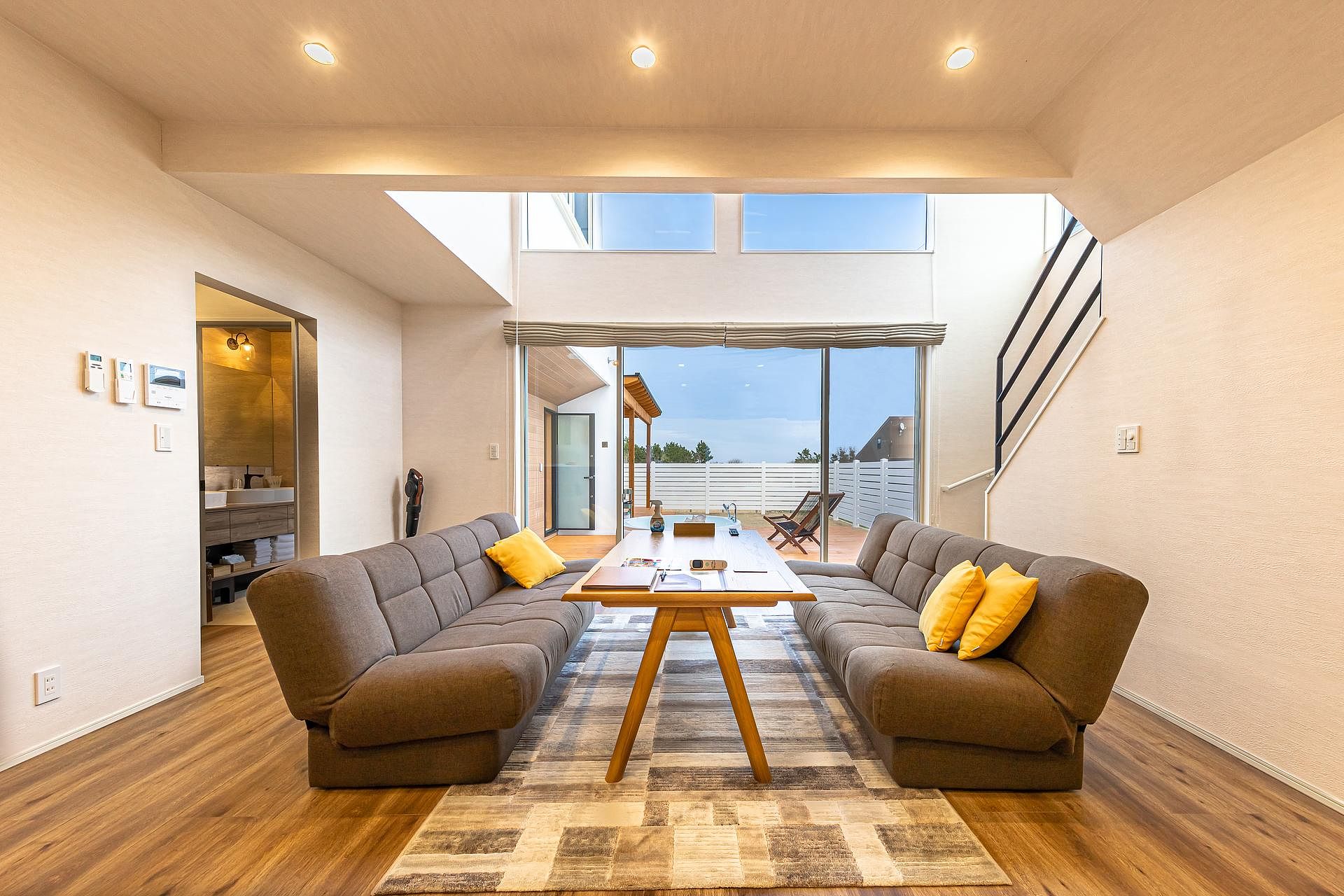 東面は大型窓＆吹き抜けにより明るいリビングです。