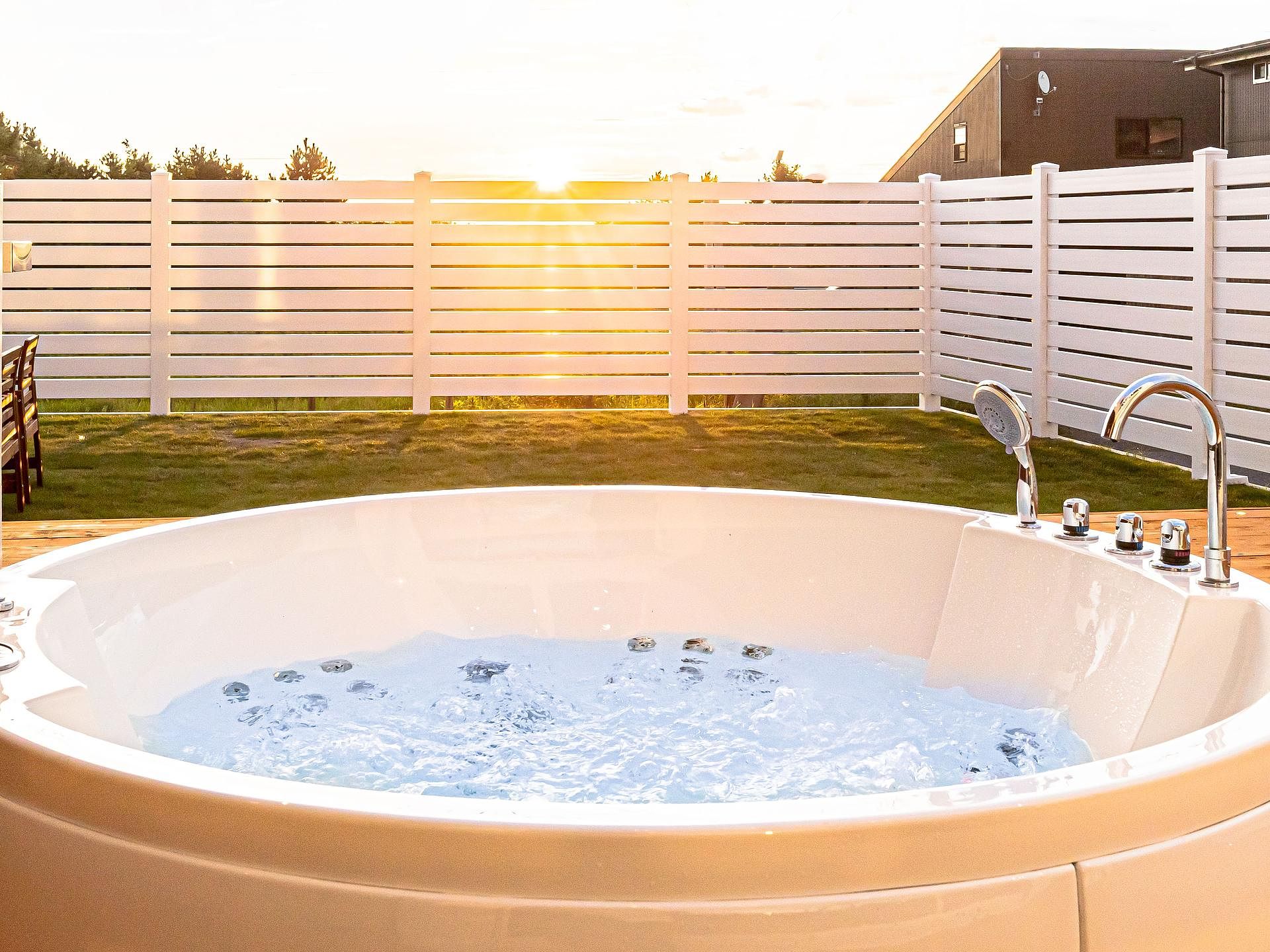 朝日を浴びながらのジャグジーも癒されます。 夜間・早朝は騒音にご配慮をお願いします。