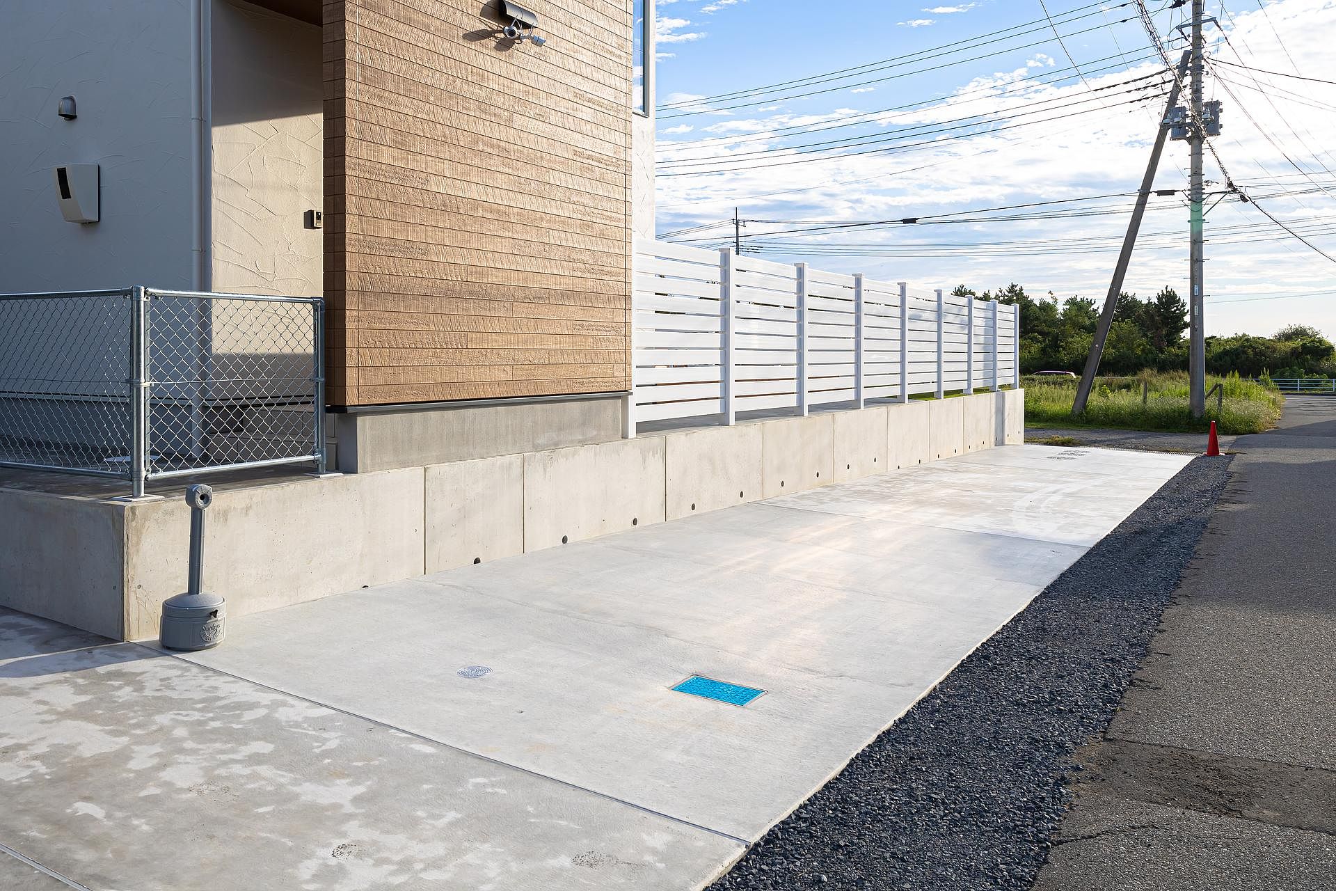 お車は施設前面に3台駐車可能です。縦列駐車にてお願いします。