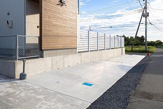 お車は施設前面に3台駐車可能です。縦列駐車にてお願いします。