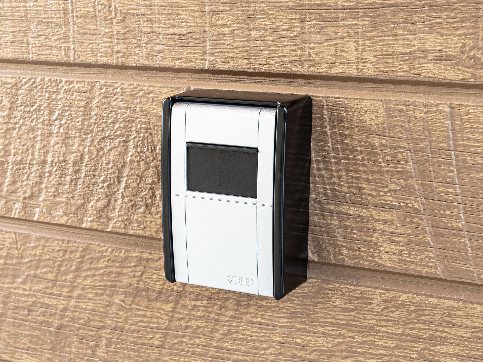 キーボックスに鍵が入っております。