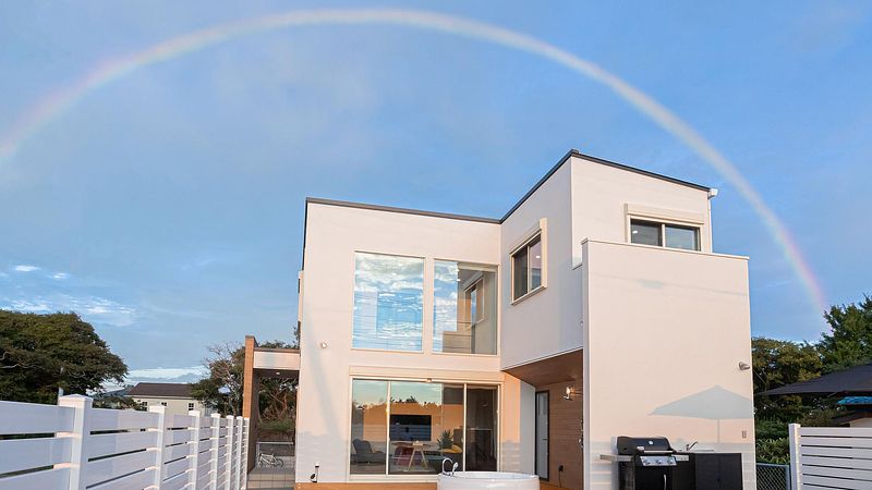 大型の窓が印象的な白を基調とした建物です。東側に建物が無いため九十九里ビーチラインからも見えます。